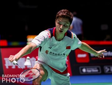 Pebulu tangkis tunggal putra China, Shi Yu Qi, mengalahkan Rasmus Gemke dari Denmark pada babak kedua Kejuaraan Dunia 2022 di Tokyo Metropolitan Gymnasium, Jepang, 23 Agustus 2022.