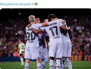 Para pemain Barcelona merayakan gol ke gawang Manchester City dalam laga persahabatan di Stadion Camp Nou, Rabu (24/8/2022).