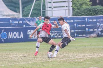 Pemain timnas U-19 Indonesia, Rayhan Utina (kiri), sedang berusaha menghalau bola ketika berlatih di Lapangan A, Senayan, Jakarta, 30 Agustus 2022.