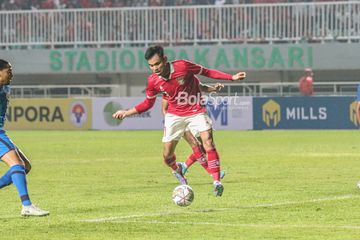 Pemain timnas Indonesia, Saddil Ramdani, nampak sedang menguasai bola ketika bertanding di Stadion Pakansari, Bogor, Jawa Barat, 27 September 2022.