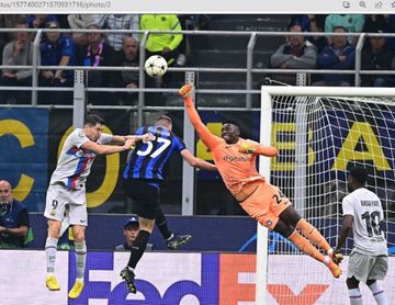 Aksi Andre Onana melakukan penyelamatan dalam laga Inter Milan kontra Barcelona di Liga Champions 2022-2023, Rabu (5/20/2022).