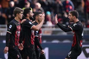 Striker AC Milan, Olivier Giroud (kedua dari kiri), merayakan gol ke gawang Sassuolo dalam laga Liga Italia di Stadion San Siro, Minggu (29/1/2023).
