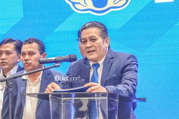 Ketua Komite Banding Pemilihan PSSI, Gusti Randa (depan), sedang memberikan keterangan kepada  awak media di GBK Arena, Senayan, Jakarta, Senin (6/2/2023) sore.