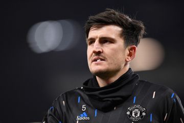 Bek Manchester United, Harry Maguire, melakukan pemanasan sebelum laga Liga Inggris kontra Leeds United di Stadion Elland Road, Minggu (12/2/2023).