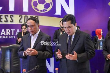 Ketua Umum PSSI, Erick Thohir (kanan) dan Wakil Ketua Umum PSSI 1, Zainudin Amali (kiri) sedang berdoa bersama di Hotel Sangri-La, Jakara, 16 Februari 2023.