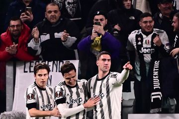 Penyerang Juventus asal Serbia, Dusan Vlahovic (kanan), melakukan selebrasi setelah membuka skor pada laga leg pertama play-off Liga Europa 2022-2023 antara Juventus vs Nantes, (17/2/2023)