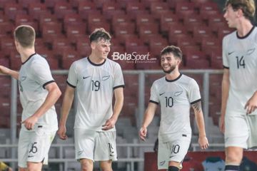 Striker timnas U-20 Selandia Baru, Oliver John Colloty (kiri), sedang berkomunikasi dengan rekannya benama Jay Joshua Herdman (kanan) yang mampu mencetak gol dalam laga turnamen Mini Internasional di Stadion Gelora Bung Karno, Senayan, Jakarta, Minggu (19/2/2023) malam.
