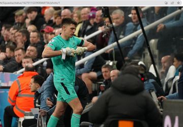 Kiper Newcastle United, Nick Pope, meninggalkan lapangan usai mendapatkan kartu merah dalam laga melawan Liverpool di Stadion St. James' Park, Sabtu (18/2/2023).