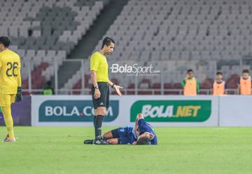 Wasit bernama Thoriq Al Katiri (kiri) sedang berusaha mengajak bangun pemain timnas U-20 Guatemala bernama Julio Fernando Garcia Ramirez (kanan) yang sempat terbaring dalam laga turnamen Mini Internasional di Stadion Gelora Bung Karno, Senayan, Jakarta, Selasa (21/2/2023) malam.
