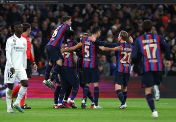 Para pemain Barcelona merayakan gol ke gawang Real Madrid pada partai leg pertama Copa del Rey 2022-2023 di Santiago Bernabeu, Kamis (2/3/2023).