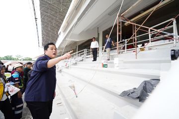 Ketua Umum PSSI menginspeksi beberapa perbaikan yang sedang dilakukan di Stadion Jakabaring, Palembang