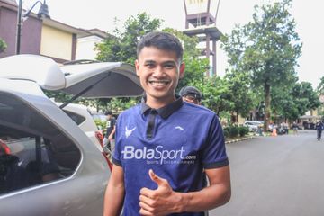 Striker Persikabo 1973, Dimas Drajad, memberikan senyuman saat ditemui di Stadion PTIK, Blok M, Jakarta, Minggu (19/3/2023).