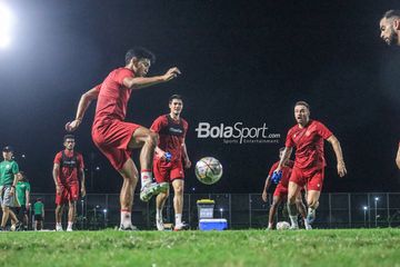 (Dari kiri ke kanan) Dendy Sulistyawan, Elkan Baggott, dan Marc Klok sedang berlatih bersama timnas Indonesia di Lapangan Latih JIS (Jakarta International Stadium), Jakarta  Utara, Kamis (23/3/2023).