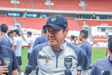 Pelatih timnas Indonesia, Shin Tae-yong, sedang memberikan keterangan kepada awak media di Stadion Utama Gelora Bung Karno (SUGBK), Senayan, Jakarta, Sabtu (1/4/2023).