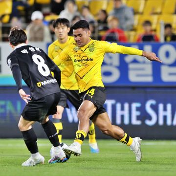 Bek Jeonnam Dragons, Asnawi Mangkualam, saat pertandingan melawan Seongnam FC, Sabtu (8/4/2023).