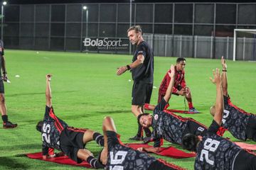 Pelatih Persija Jakarta, Thomas Doll (tengah), saat sedang memantau para pemainnya berlatih di Lapangan Latih JIS (Jakarta International Stadium), Jakarta, Utara, Rabu (12/4/2023) malam.