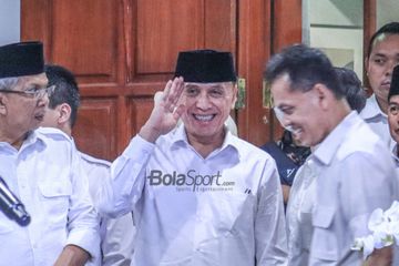 Mantan Ketua Umum PSSI, Mochamad Iriawan, memberikan hormat saat ditemui dalam penetapannya sebagai Wakil Dewan Pembina Partai Gerindra di Rumah Kartanegara, Jakarta, 27 April 2023.