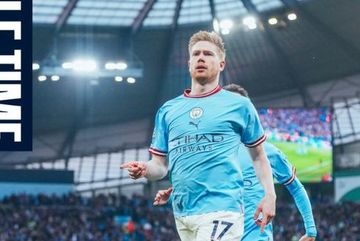 Gelandang Manchester City, Kevin De Bruyne, merayakan gol ke gawang Arsenal dalam laga Liga Inggris di Stadion Etihad, Rabu (26/4/2023).