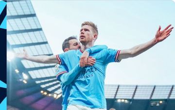 Gelandang Manchester City, Kevin De Bruyne, merayakan gol ke gawang Arsenal dalam laga Liga Inggris di Stadion Etihad, Rabu (26/4/2023).