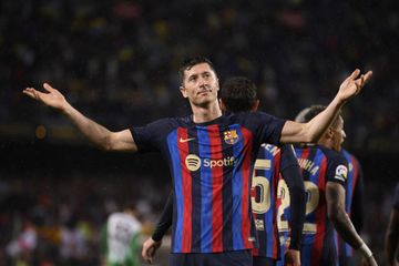 Untuk membeli Robert Lewandowski, Barcelona masih ngutang kepada Bayern Muenchen senilai 31,3 juta euro.