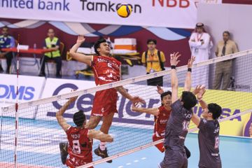 Middle Blocker Jakarta Bhayangkara Presisi, Hendra Kurniawan, saat melancarkan spike kepada pemain Korean Air Jumbos pada pertandingan yang digelar di Manama, Bahrain, Selasa (16/5/2023)