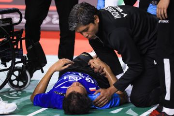 Pelatih tunggal putra Indonesia, Irwansyah, membantu Christian Adinata, saat mengalamai cedera lutut pada semifinal Malaysia Masters 2023 di Axiata Arena, Kuala Lumpur, Sabtu (27/5/2023).