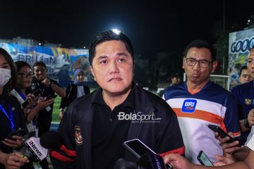 Ketua Umum PSSI, Erick Thohir, sedang memberikan keterangan kepada awak media di Lapangan BRILiab Stadium, Fatmawati, Jakarta, Selasa (30/5/2023) malam.