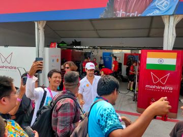 Pembalap Formula Mahindra Racing, Lucas di Grassi, di paddock AGI Jakarta International E-Prix Circuit (JIEC), Ancol, Jakarta Utara, Sabtu (3/6/2023).