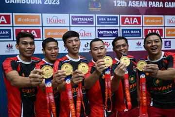 Bulu tangkis beregu putra memamerkan medali emas pertama untuk Indonesia pada ASEAN Para Games 2023
