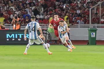 Bek timnas Indonesia Elkan Baggott berduel dengan Julian Alvarez pada duel melawan Argentina di SUGBK, Senin (19/6/2023).