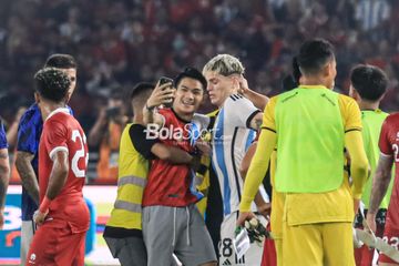 Seorang penggemar masuk ke dalam lapangan untuk berfoto dengan Garnacho.