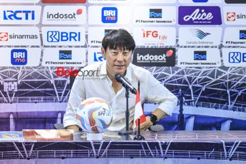 Pelatih timnas Indonesia, Shin Tae-yong, sedang memberikan keterangan kepada awak media di Media Center Stadion Utama Gelora Bung Karno, Senayan, Jakarta, Senin (19/6/2023) malam.
