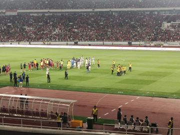 Seorang suporter masuk ke dalam lapangan Stadion Utama Gelora Bung Karno (SUGBK), Senayan, Jakarta Pusat, Senin (19/6/2023).