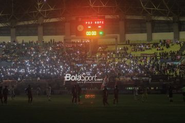Suasana mati lampu sempat menghiasi laga uji coba antara Persija Jakarta versus Ratchaburi FC di Stadion Patriot Candrabhaga, Bekasi, Jawa Barat, Minggu (25/6/2023) malam.