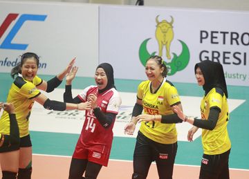 Pemain timnas voli putri Indonesia (ki-ka) Ratri Wulandari, Dita Azizah, Aulia Suci, dan Wilda Siti Nur Fadhilah saat menghadapi Vietnam pada final AVC Challenge Cup 2023 di GOR Tri Dharma Gresik, Minggu, 25 Juni 2023