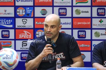 Pelatih PSM Makassar, Bernardo Tavares, sedang memberikan keterangan kepada awak media dalam sesi jumpa pers setelah laga pekan pertama Liga 1 2023 di Stadion Utama Gelora Bung Karno, Senayan, Jakarta, Senin (3/7/2023) malam.