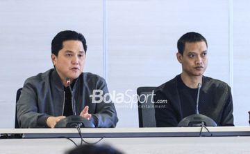 Ketua Umum PSSI, Erick Thohir (kiri), sedang memberikan keterangan kepada awak media terkait bantuan untuk Kurnia Meiga (kanan) di Menara Danareksa, Gambir, Jakarta Pusat, Rabu (5/7/2023) siang.
