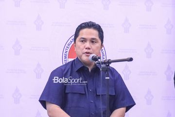 Ketua Umum PSSI, Erick Thohir, sedang memberikan keterangan kepada awak media di Media Center Kemenpora, Senayan, Jakarta, Jumat (7/7/2023) siang.