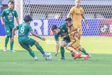 Sani Rizki Fauzi (kanan) sedang berebut bola dengan Sho Yamamoto (tengah) dalam laga pekan ketujuh Liga 1 2023 antara Bhayangkara FC versus Persebaya di Stadion Patriot Candrabhaga, Bekasi, Jawa Barat, Selasa (8/8/2023).
