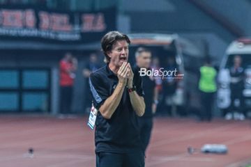 Pelatih Borneo FC, Pieter Huistra, sedang memberikan intruksi kepada para pemainnya saat berlaga di Stadion Patriot Candrabhaga, Bekasi, Jawa Barat, Rabu (9/8/2023) malam.