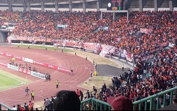 Sejumlah suporter yang melempar air mineral dalam bungkus plastik. Mereka melempar ke arah lapangan tepat setelah peluit panjang ditiup wasit tanda laga antara Persija Jakarta vs Persib Bandung di Stadion Patriot Candrabhaga, Bekasi berakhir.