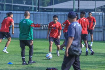 Syahrian Abimanyu (tengah) sedang menguasai bola saat berlatih bersama timnas U-24 Indonesia di Lapangan A, Senayan,  Jumat (15/9/2023).