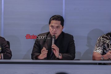 Ketua Umum PSSI, Erick Thohir, memberikan keterangan kepada awak media dalam sesi jumpa pers Satgas Anti-Mafia Bola di Menara Danareksa, Gambir, Jakarta, Rabu (20/9/2023).