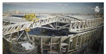 Real Madrid bisa menyedot total utang 1,1 miliar euro atau setara 19,5 triliun rupiah dalam program modernisasi Santiago Bernabeu.