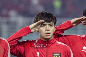Pemain timnas U-17 Indonesia, Ji Da-bin, memberikan hormat saat menyanyikan lagu kebangsaan di Stadion Gelora Bung Tomo, Surabaya, Jumat (10/11/2023).