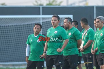 Pelatih timnas U-17 Indonesia, Bima Sakti, sedang memantau para pemainnya berlatih di Lapangan GBT A, Surabaya, Jawa Timur, Minggu (12/11/2023).