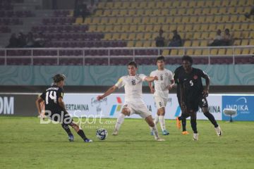 Aksi pemain Timnas U-17 Uzbekistan, Hikmatullaev Jasur, saat menghadapi Kanada pada babak kedua penyisihan grup B Piala Dunia U-17 2023 di Stadion Manahan, Surakarta, Senin (13/11/2023).