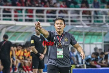 Pelatih timnas U-17 Indonesia, Bima Sakti, sedang memberikan intruksi kepada para pemainnya saat bertanding di Stadion Gelora Bung Tomo, Surabaya, Jawa Timur, Kamis (16/11/2023) malam.