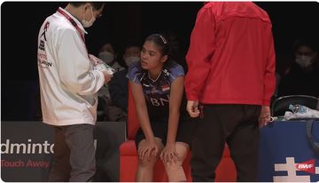Gregoria Mariska Tunjung sempat meminta perawatan medis pada ibu jari kaki kirinya pada semifinal Kumamoto Masters 2023, Sabtu (18/11/2023)