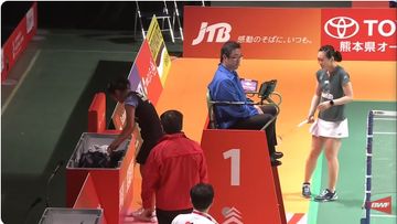 Momen Gregoria Mariska Tunjung mengembalikan rol plester luka milik Zhang Beiwen setelah perawatan medis di semifinal Kumamoto Masters 2023, Sabtu (18/11/2023)